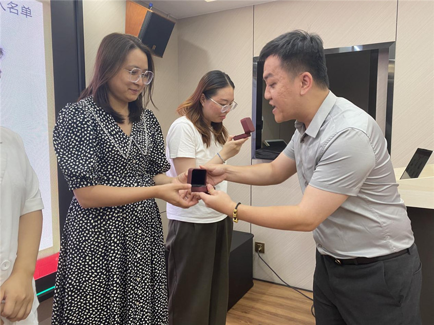 bevictor伟德集团纪念品颁发仪式